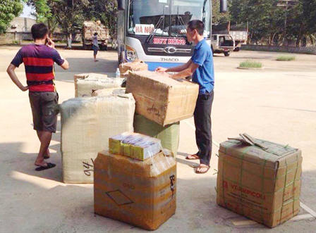 Phát hiện xe khách chở hàng ngàn liều thuốc thú y không rõ nguồn gốc