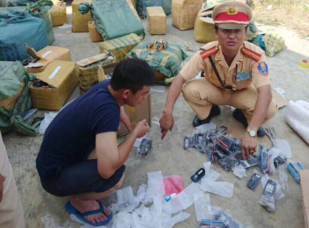 Phát hiện xe khách chở hơn 2000 điện thoại không rõ nguồn gốc