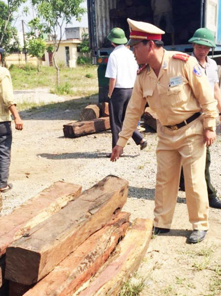 Phát hiện xe khách chở hơn 2000 điện thoại không rõ nguồn gốc