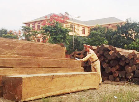 Phát hiện xe khách chở hơn 2000 điện thoại không rõ nguồn gốc