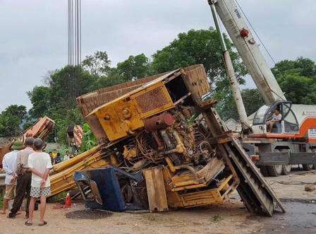 Xe đầu kéo đâm lan can chắn ngang đường Hồ Chí Minh 