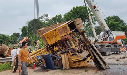 Xe đầu kéo đâm lan can chắn ngang đường Hồ Chí Minh 