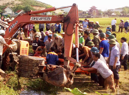 Máy xúc lật, người lái máy tử vong dưới mương nước