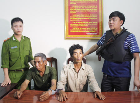 Trinh sát 'ba không' xuất ngoại bắt hai đối tượng 19 năm lẩn trốn tại Lào