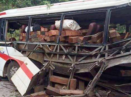 Xe chở khách Việt nổ trên đất Lào, ít nhất 8 người thiệt mạng