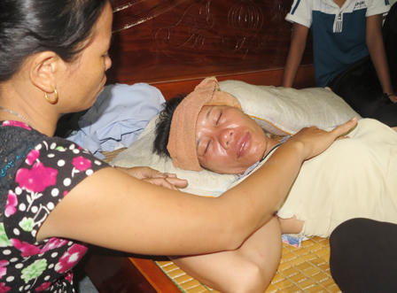 Quê nghèo trắng khăn tang đón ba người con xấu số