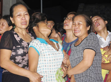 Quê nghèo trắng khăn tang đón ba người con xấu số