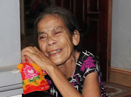 Quê nghèo trắng khăn tang đón ba người con xấu số