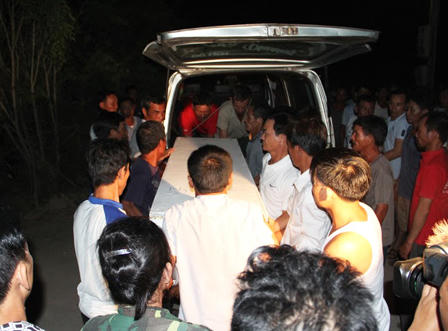 Quê nghèo trắng khăn tang đón ba người con xấu số