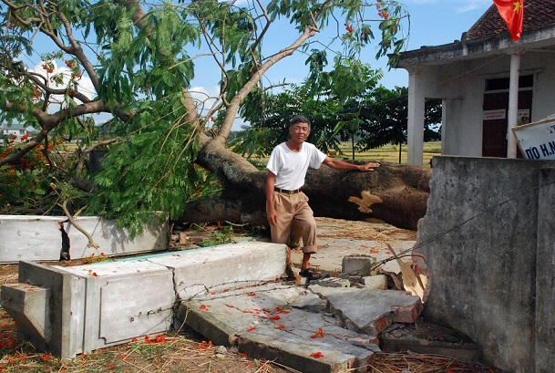 Lốc xoáy và mưa giông giữa trưa làm 6 người bị thương, 111 nhà tốc mái