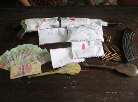 Đôi tình nhân mang súng AK vận chuyển heroin