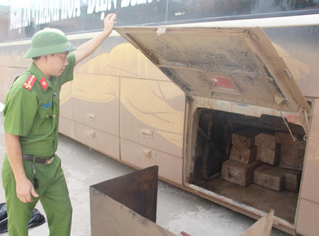 Phát hiện 'hầm' bí ẩn trên xe khách chứa hàng lậu đắt tiền