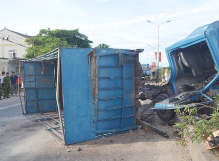 Tông gãy cột đèn xe tải biến dạng đầu, 4 người nhập viện