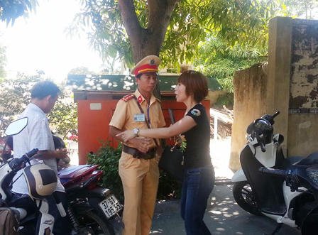 Vi phạm luật, nữ tài xế cố thủ thách thức CSGT