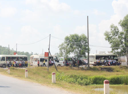 Vắng khách thuê, chủ trọ chặn xe đưa đón, đánh công nhân?