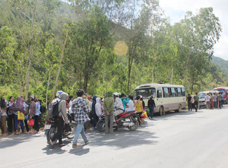 Vắng khách thuê, chủ trọ chặn xe đưa đón, đánh công nhân?