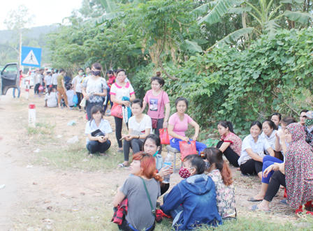 Vắng khách thuê, chủ trọ chặn xe đưa đón, đánh công nhân?