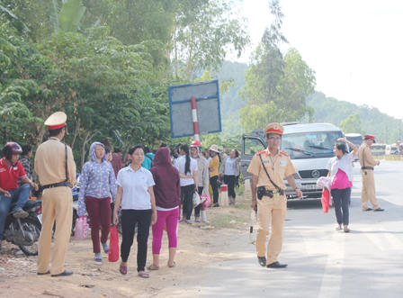 Vắng khách thuê, chủ trọ chặn xe đưa đón, đánh công nhân?