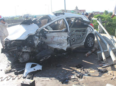 Ô tô đâm lan can bẹp dúm, người dân phá cửa cứu tài xế