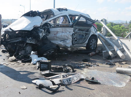 Ô tô đâm lan can bẹp dúm, người dân phá cửa cứu tài xế