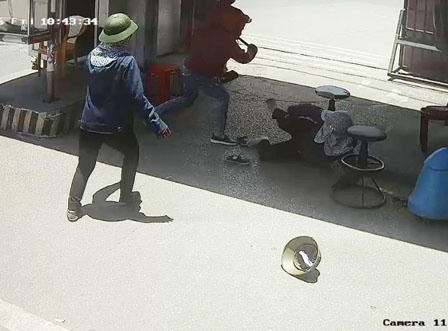 Truy tìm nhóm côn đồ vác mã tấu náo loạn bến xe Vinh