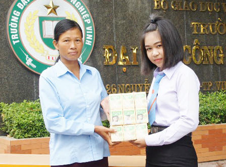 Hàng nghìn suất cơm, sữa tươi, nước uống miễn phí cho thí sinh tại Vinh