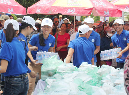 Hàng nghìn suất cơm, sữa tươi, nước uống miễn phí cho thí sinh tại Vinh
