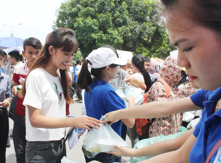 Hàng nghìn suất cơm, sữa tươi, nước uống miễn phí cho thí sinh tại Vinh