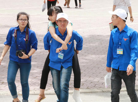 Bố cõng con gái trên lưng đến phòng thi thực hiện giấc mơ