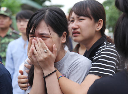 Nghẹn ngào phút giây đưa nữ sinh viên tình nguyện về đất mẹ