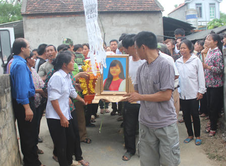 Nghẹn ngào phút giây đưa nữ sinh viên tình nguyện về đất mẹ