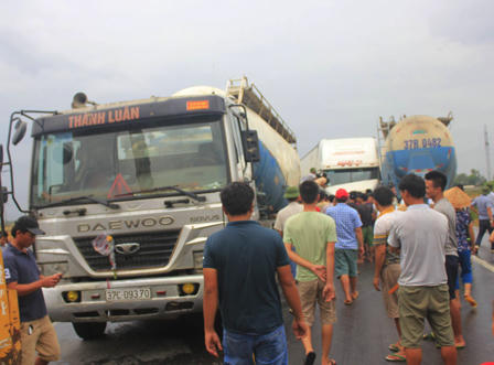 Hàng loạt xe ô tô lật trên đường tránh Vinh