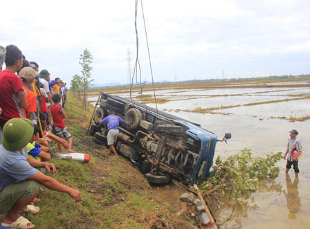Hàng loạt xe ô tô lật trên đường tránh Vinh