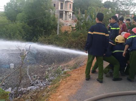 Xe giường nằm cháy rụi, xe bồn lao đầu xuống vệ đường