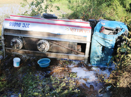 Xe giường nằm cháy rụi, xe bồn lao đầu xuống vệ đường