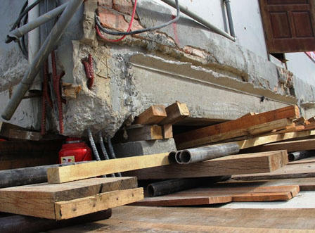 Hàng trăm người đội nắng xem chuyển dịch biệt thự nặng 800 tấn 