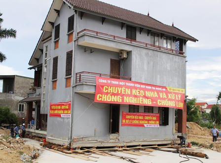 Hàng trăm người đội nắng xem chuyển dịch biệt thự nặng 800 tấn 