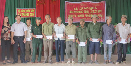 Đoàn thanh niên Bộ Tư pháp tặng quà gia đình chính sách, tuyên truyền PBGDPL
