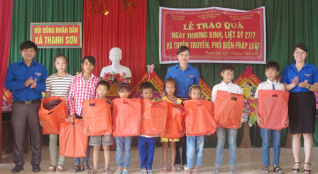 Đoàn thanh niên Bộ Tư pháp tặng quà gia đình chính sách, tuyên truyền PBGDPL