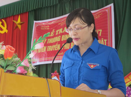 Đoàn thanh niên Bộ Tư pháp tặng quà gia đình chính sách, tuyên truyền PBGDPL