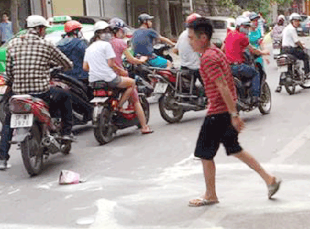 Tạm giữ hai người trong vụ đập phá sữa trước siêu thị vì nghi sữa giả