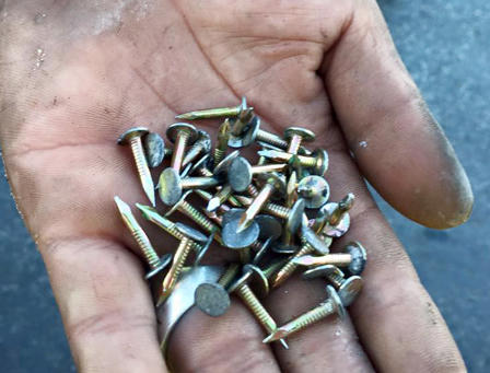 25kg đinh vít rơi trên đường cũng khiến công an phải.... vào cuộc