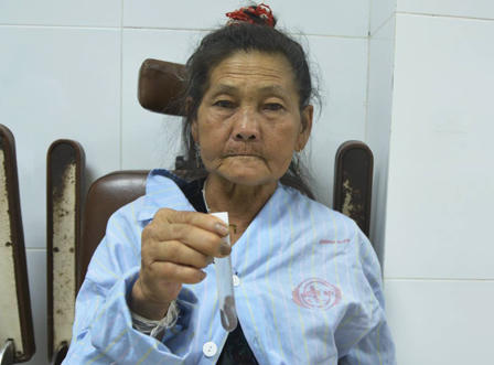 Con đỉa hai tháng bám chặt cổ cụ bà 72 tuổi