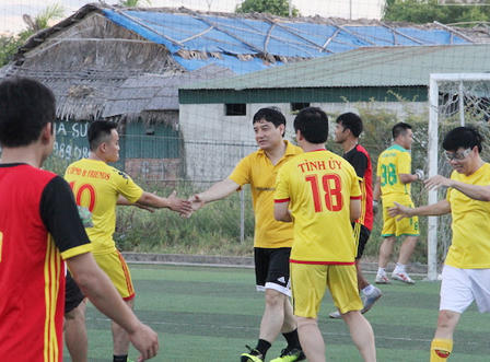 Bí thư Nghệ An vào sân bóng khiến cầu thủ trẻ chật vật giữ gôn