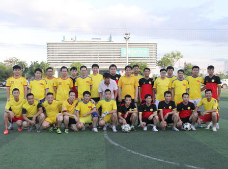 Bí thư Nghệ An vào sân bóng khiến cầu thủ trẻ chật vật giữ gôn