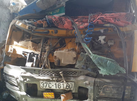 Xe tải đâm quán bún, 3 người nhập viện