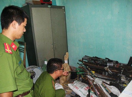 Người dân tái định cư giao nộp vũ khí tự chế