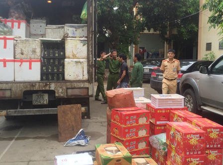 Phát hiện hơn 2 tấn hoa quả Trung Quốc trên xe tải đi tiêu thụ