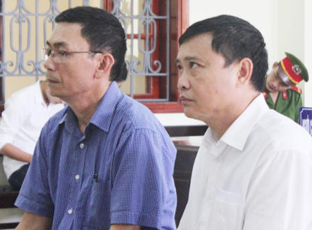 Bản án cho ba cán bộ kiểm lâm đòi “chung chi”