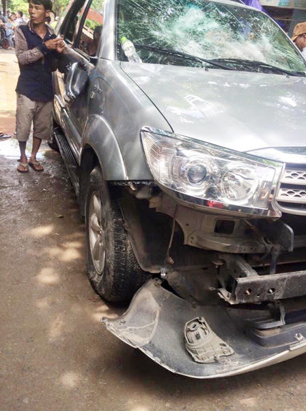 Vợ vào nhà chồng “trộm” con, bị người dân “vây” đập hỏng xe ô tô